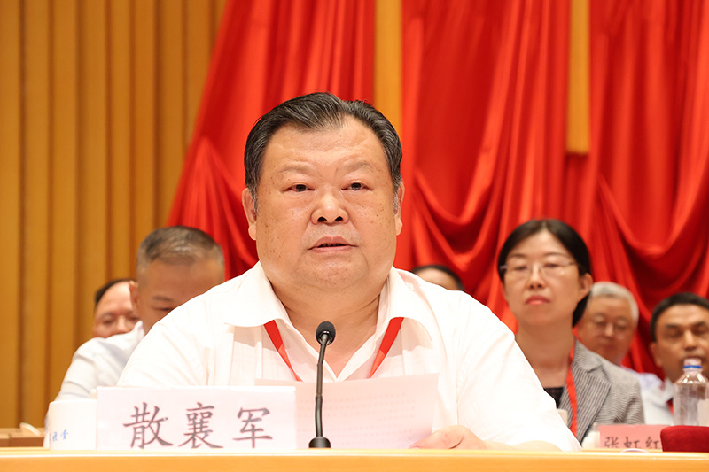 市人大常委会原副主任、市慈善协会第五届理事会会长散襄军主持会议.jpg