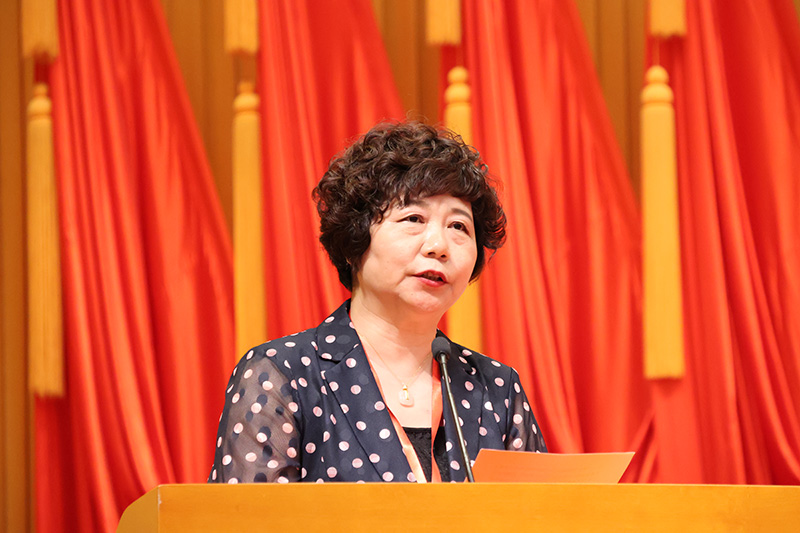 市慈善协会第五届理事会秘书长李燕宣读表彰决定.jpg