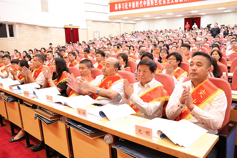 全体与会人员通过鼓掌和举手表决的方式通过各项议程1.jpg