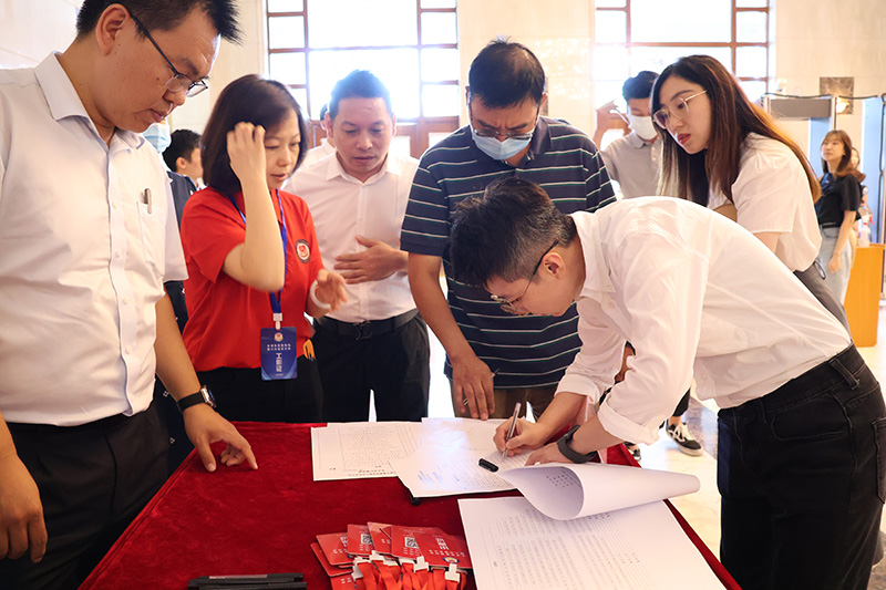 来自中国银行南开支行志愿服务队、渤海银行志愿服务队、南开民革“同心·博爱”志愿服务队等多支志愿服务队的志愿者在会场内外提供志愿服务1.jpg