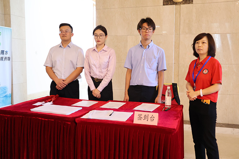 来自中国银行南开支行志愿服务队、渤海银行志愿服务队、南开民革“同心·博爱”志愿服务队等多支志愿服务队的志愿者在会场内外提供志愿服务3.jpg