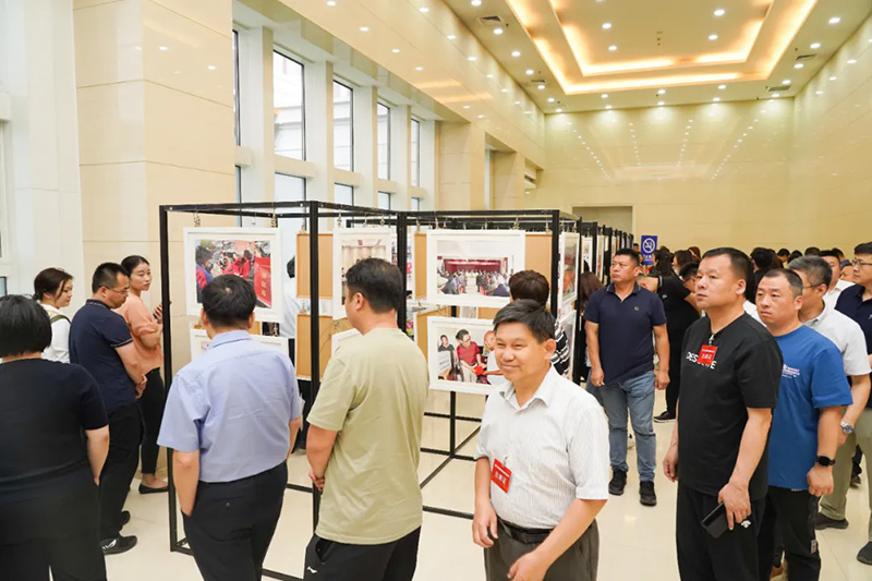 与会代表参观“滨城慈善五年成就展”.jpg
