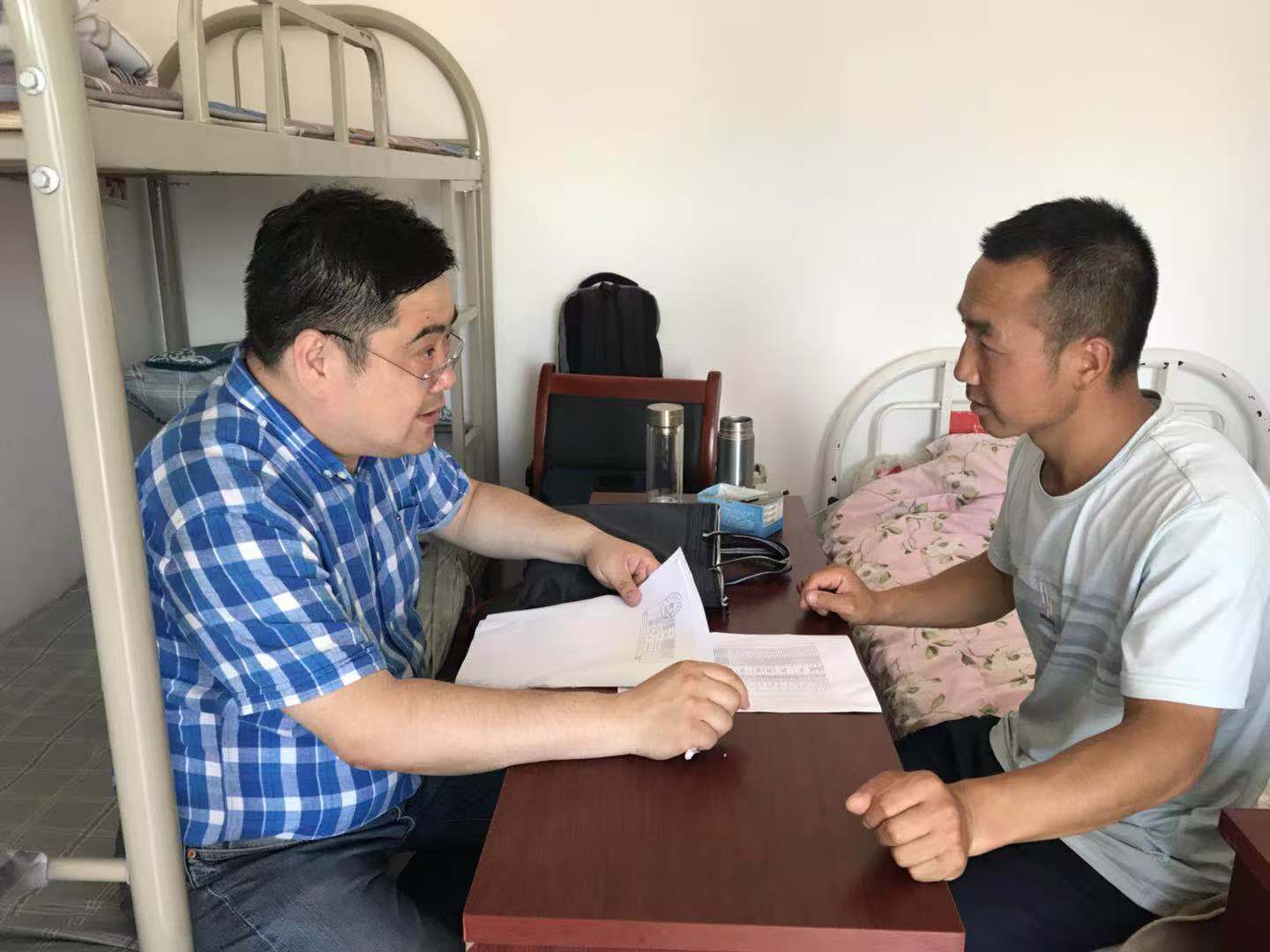 李研为群众解答救助政策问题