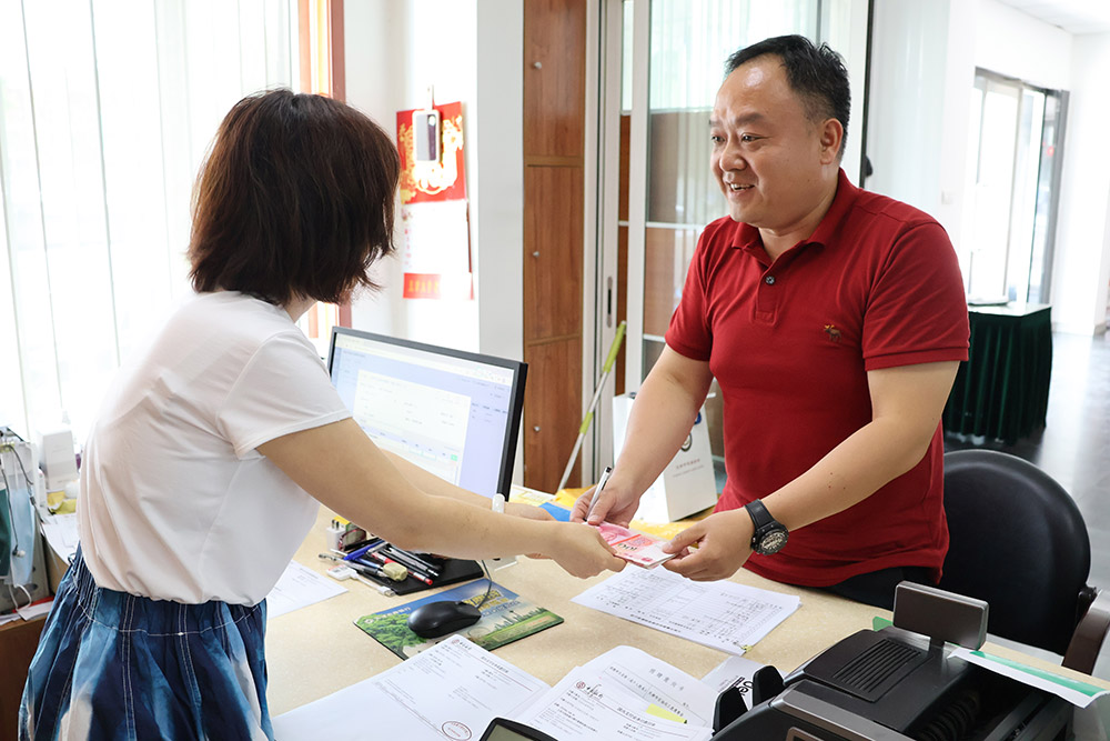 图：张天宇代表全家人向困难群体捐款.JPG